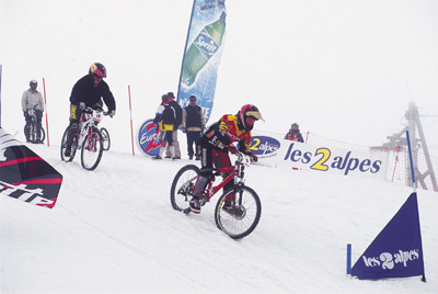 Discesa in bici su neve