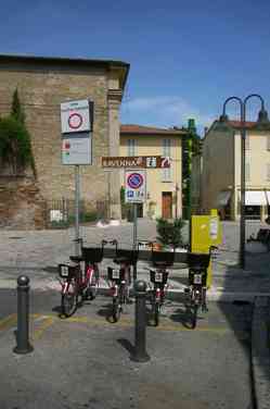 Bici nella rastrelliera a Ravenna