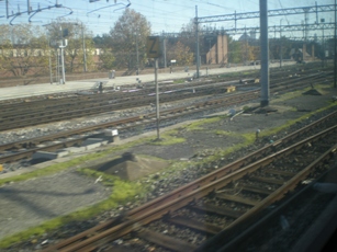 Ferrovie: binari, scambi e palificazione nei pressi di una stazione ferroviaria