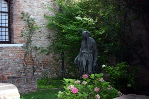 Rigoletto statua a Mantova
